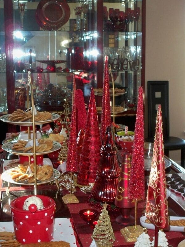 A christmas table with red and white decorations.